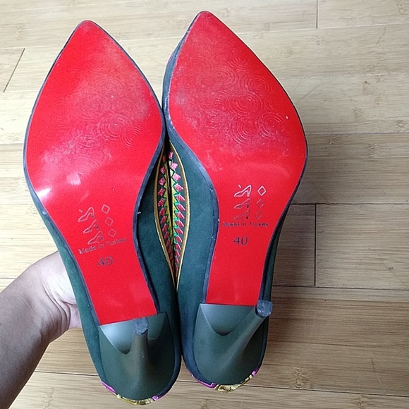 Embroidered Medallion Stiletto Pumps (runs small) - Picture 6 of 8